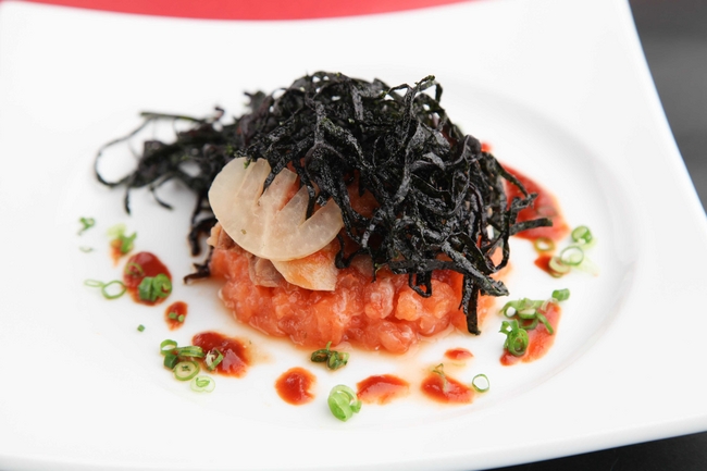 黒髪～蒸し鶏とサーモンのマリネ 揚げ海苔掛け～ 780円