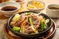 夏のヘルシーなスタミナ食『野菜たっぷりラム肉と野菜のジンギスカン』が8月限定ランチで登場！多国籍ランチが楽しめる銀座「バグースプレイス」で提供