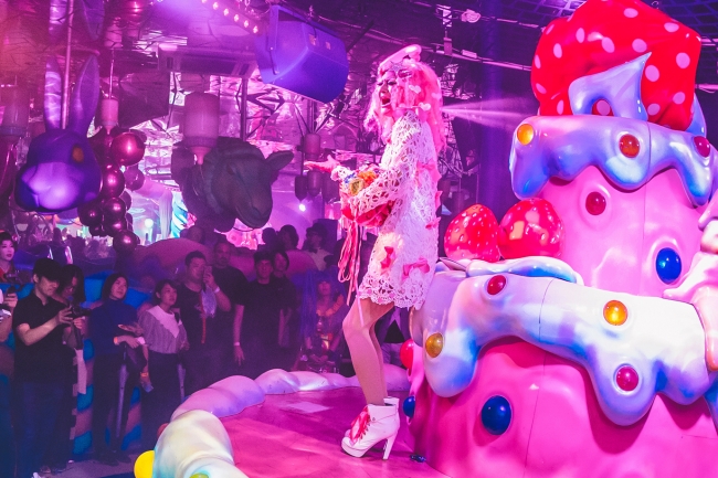 金曜の夜はアゲアゲでgogo ドラァグクイーンたちが原宿の夜を彩るナイトイベント Gogo Friday アゲアゲnight 毎週金曜日に本格始動 Kawaii Monster Cafe Ddホールディングスのプレスリリース