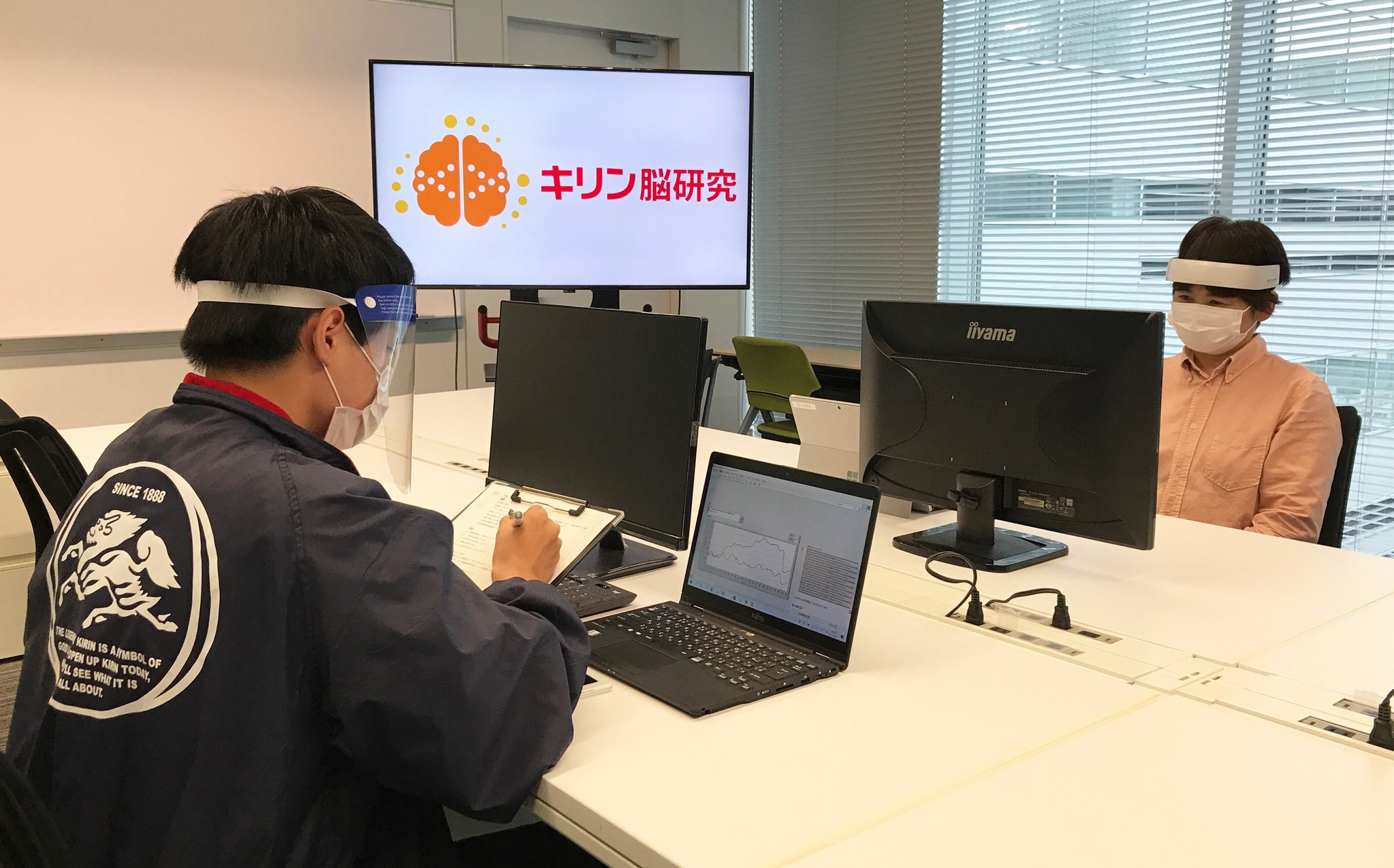 笑う門には福来る！　日本初、産官学の連携で「笑い」による集中力向上とストレス反応の改善効果を解明！