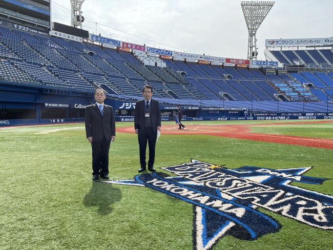 横浜スタジアム内で撮影した株式会社リビングライフ代表取締役 炭谷（左）と専務取締役統括本部長 樋口（右）