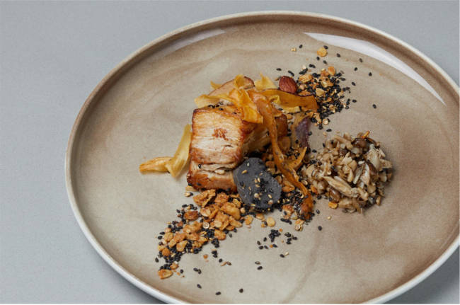 ごまを食べて育った豚のグリル 黒ごまバタークリーム添え 1,380円