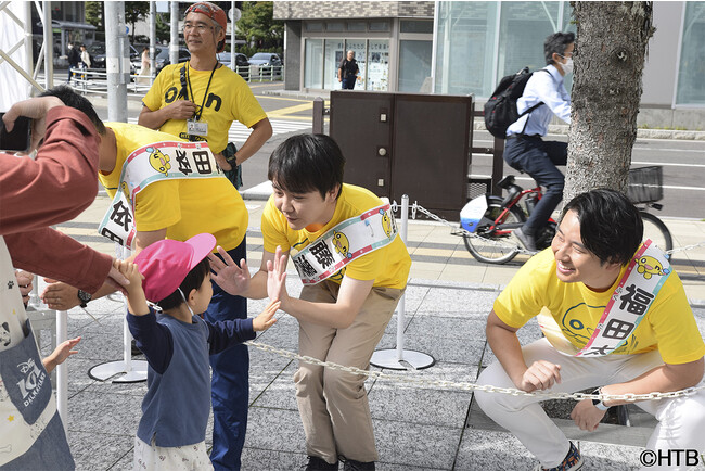 開場のときはアナウンサーがハイタッチでお出迎えしました。(C)HTB