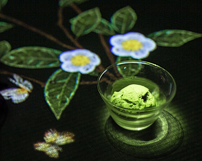 凍結された茶から、茶の木が生えていきます。チームラボ《茶の木》(C)︎ チームラボ 凍結された茶から、茶の木が生えていきます。チームラボ《茶の木》(C)︎ チームラボ