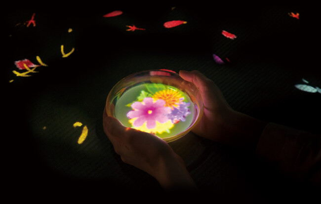 器の中の茶は、花々が咲き続ける無限の世界となります。チームラボ《小さきものの中にある無限の宇宙に咲く花々》(C)︎ チームラボ 器の中の茶は、花々が咲き続ける無限の世界となります。チームラボ《小さきものの中にある無限の宇宙に咲く花々》(C)︎ チームラボ