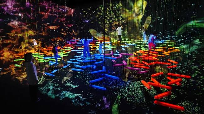 チームラボ 《イロトリドリのエアリアルクライミング》Courtesy teamLab Borderless, Jeddah (C) チームラボ