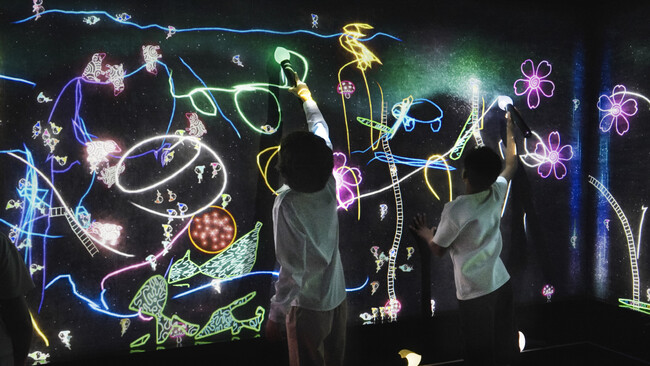 チームラボ《こびとが住まう宇宙の窓》Courtesy teamLab Borderless, Jeddah (C) チームラボ