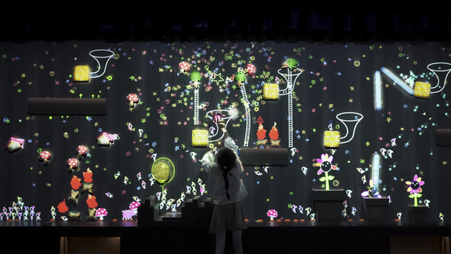 チームラボ《こびとが住まう奏でる壁》Courtesy teamLab Massless, Beijing (C) チームラボ