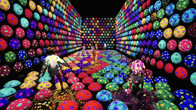 チームラボ《あおむしハウスの高速回転跳ね球》Courtesy teamLab Borderess, Jeddah (C) チームラボ