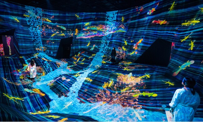 チームラボ 《裏返った世界のグラフィティネイチャー、レッドリスト》Courtesy teamLab SuperNature, Macao (C) チームラボ