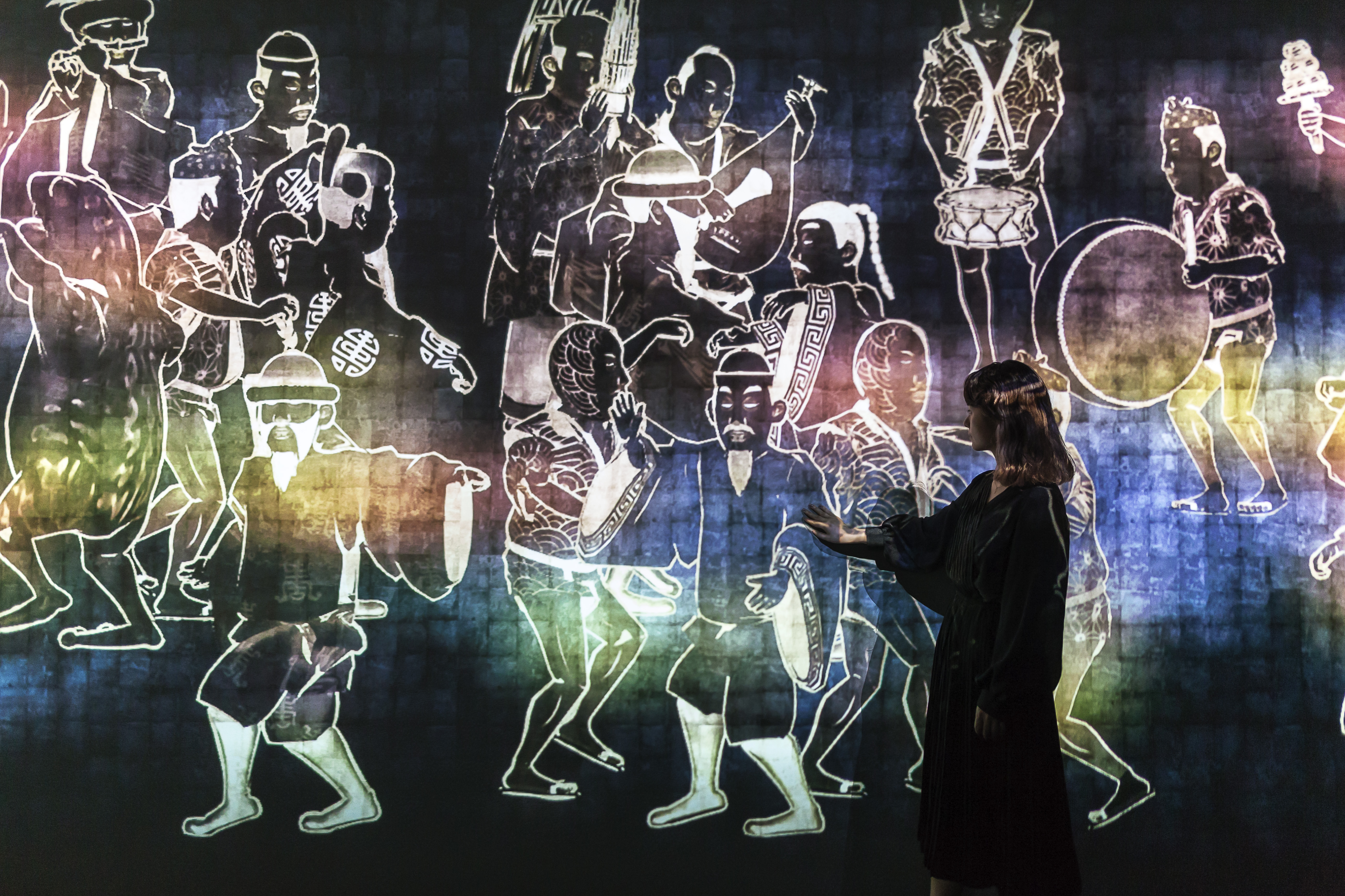 チームラボ、ナショナル・ギャラリー・シンガポールにて「Walk, Walk, Walk: Search, Deviate, Reunite」と「花と人 - Dark」を展示