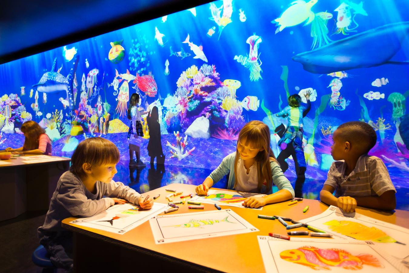 「チームラボ 学ぶ！未来の遊園地」を、ORG Torino（イタリア・トリノ）にて開催。「お絵かき水族館」を含む5作品を常設展示。2018/3/29(木)から。