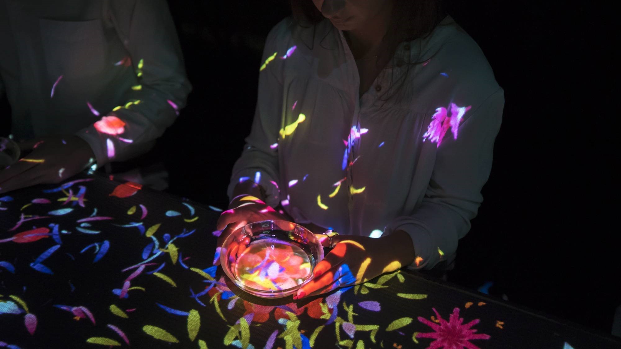 料理が持つ文化的背景を再解釈し、デジタルアートで拡張する「Digitized Gastronomy」プロジェクト。エプソン チームラボ ボーダレス内に「EN TEA HOUSE - 幻花亭」オープン