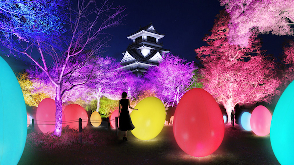 「チームラボ 高知城 光の祭」を11月22日（木）から開催。日本三大夜城の高知城を、インタラクティブな光のデジタルアート空間に。10月9日（火）より前売券の販売開始。