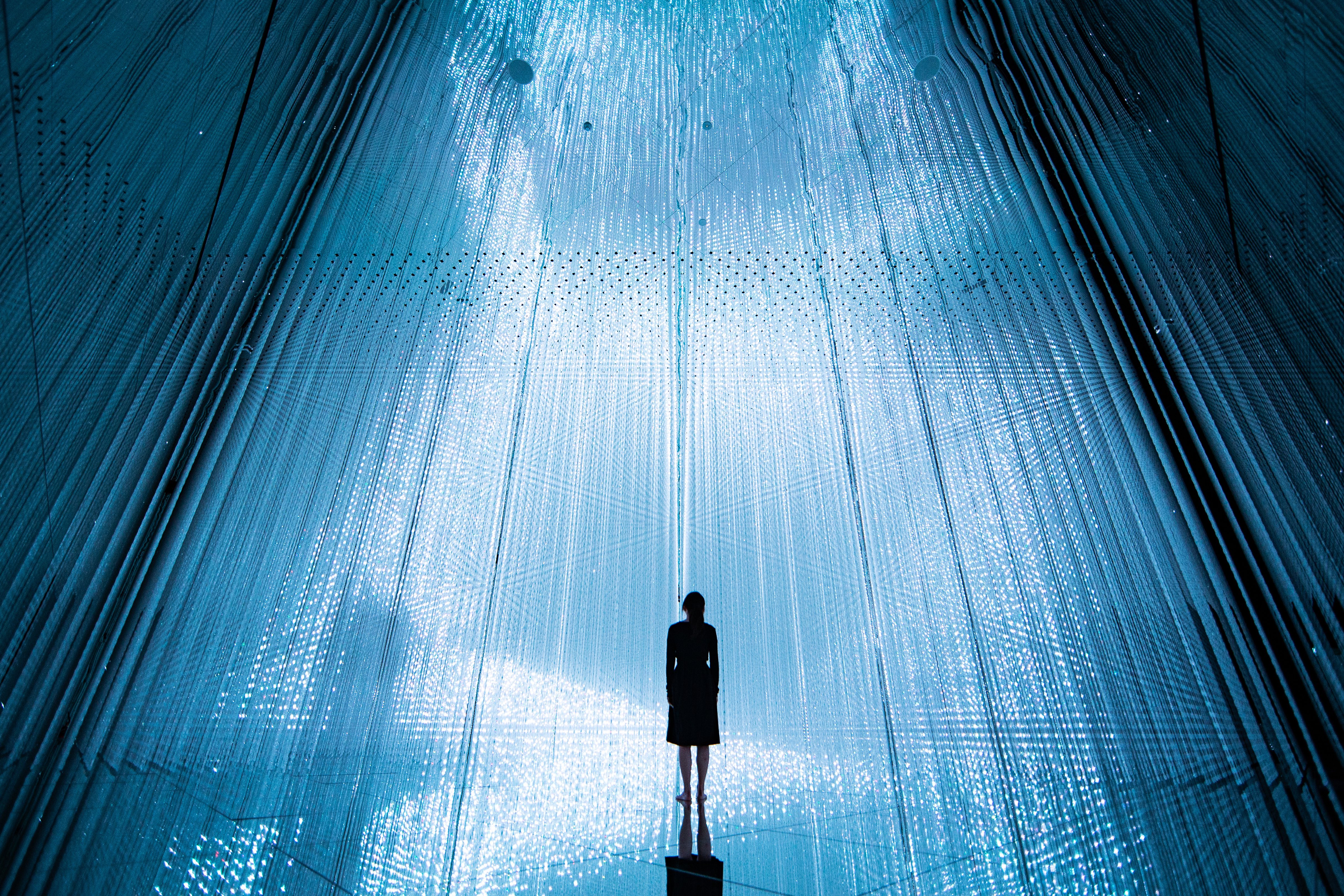 東京・豊洲の「チームラボ プラネッツ」に、冬の季節だけ見られる作品と「The Infinite Crystal Universe」に、新しい構成要素が追加。