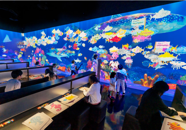 チームラボ 来場者が描いた魚たちが 東京 サンフランシスコ 上海など 世界中の展覧会を回遊する新たな体験を公開 他の都市で生まれた魚群を引き連れて戻って くる チームラボのプレスリリース