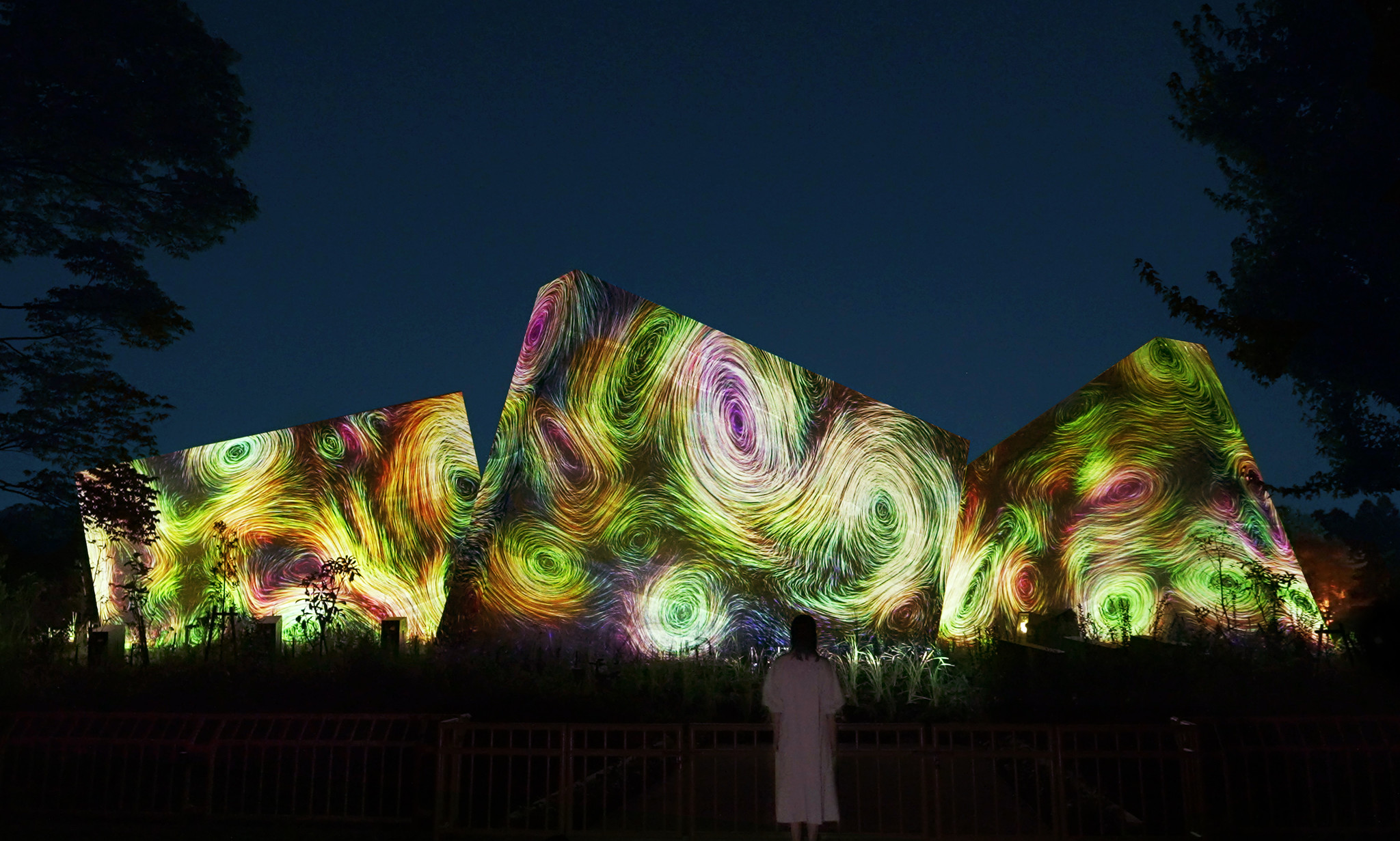 「チームラボ ボタニカルガーデン 大阪」明日7月29日オープン。夜の長居植物園を光のアート空間に変える常設展。期間限定・ひまわり畑の作品も同日