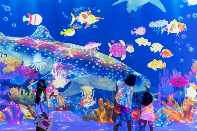 チームラボ《お絵かき水族館》(C)チームラボ チームラボ《お絵かき水族館》(C)チームラボ
