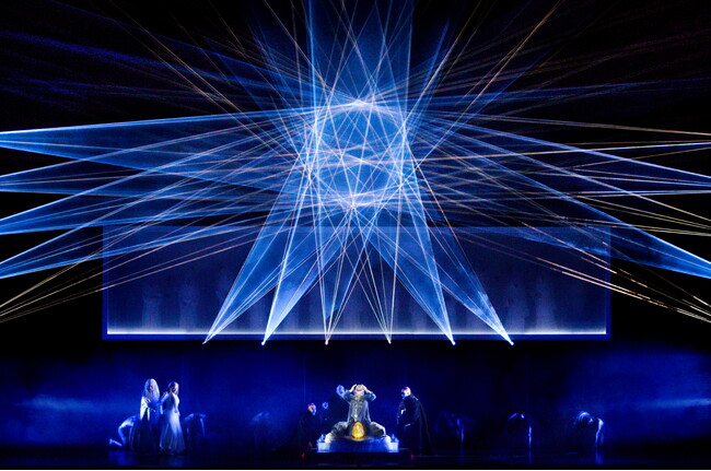 光による立体的な彫刻空間がステージ上に現れる（ジュネーヴ公演より）(C) teamLab, Courtesy Daniel Kramer, Grand Theatre de Geneve, and Pace Gallery