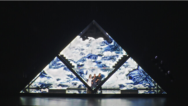万華鏡のような潜在意識の世界(ジュネーヴ公演より)(C) teamLab, Courtesy Daniel Kramer, Grand Theatre de Geneve, and Pace Gallery 万華鏡のような潜在意識の世界(ジュネーヴ公演より)(C) teamLab, Courtesy Daniel Kramer, Grand Theatre de Geneve, and Pace Gallery