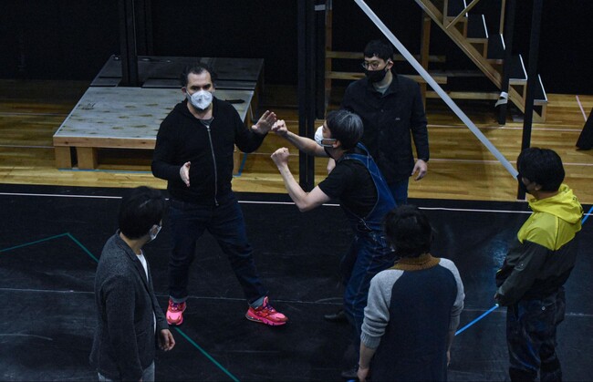 都内稽古場で立ち稽古を行うクレーマーとキャスト陣 (C) teamLab, Courtesy Daniel Kramer, and Tokyo Nikikai Opera 都内稽古場で立ち稽古を行うクレーマーとキャスト陣 (C) teamLab, Courtesy Daniel Kramer, and Tokyo Nikikai Opera