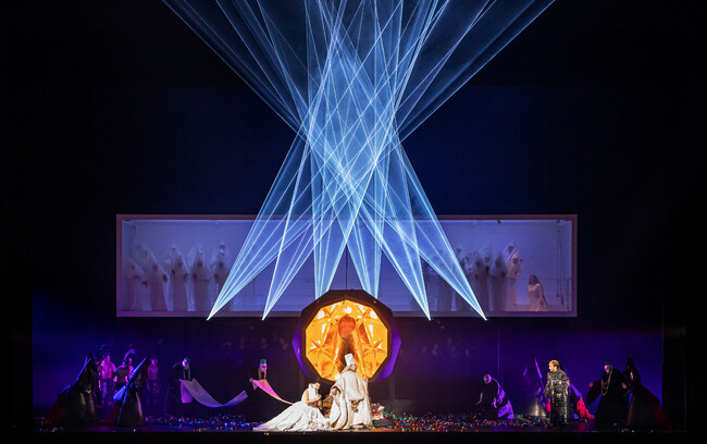 光による立体的な彫刻空間がステージ上に現れる。 オペラ『トゥーランドット』東京文化会館 (C) teamLab, Courtesy Daniel Kramer, Tokyo Nikikai Opera Foundation