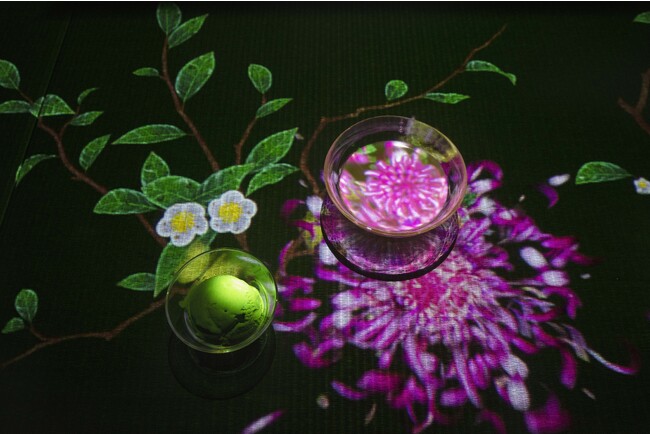 チームラボ 《茶の木》（左）、《小さきものの中にある無限の宇宙に咲く花々》（右）(C) チームラボ