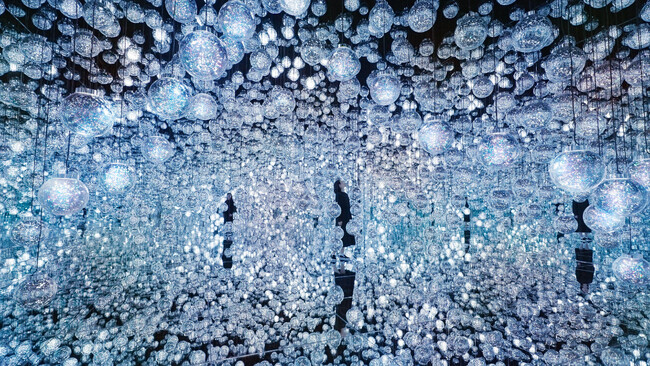 5 Kinds of Composite White／チームラボ《Bubble Universe：実体光、光のシャボン玉、ぷるんぷるんの光、環境によって生み出される光 》(C) チームラボ