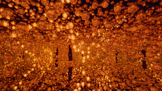 Fire／チームラボ《Bubble Universe：実体光、光のシャボン玉、ぷるんぷるんの光、環境によって生み出される光 》(C) チームラボ