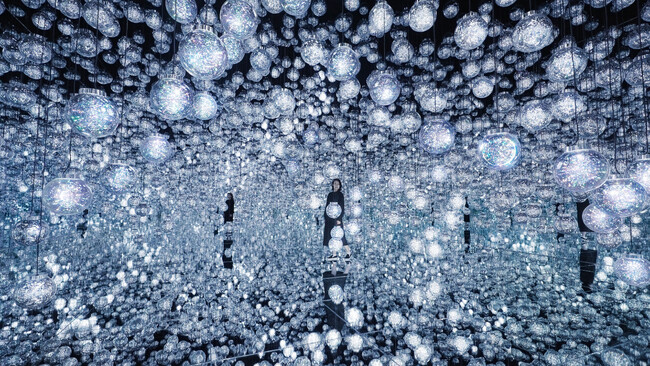 White／チームラボ《Bubble Universe：実体光、光のシャボン玉、ぷるんぷるんの光、環境によって生み出される光 》(C) チームラボ