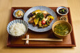 毎日通いたくなる東京駅構内の「dancyu食堂」、dancyu本誌夏号「野菜料理特集」と連動した野菜が主役の2025年6月6日(金)から7月3日(木)まで「5種の夏野菜酢豚定食」販売
