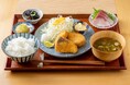 毎日通いたくなる東京駅構内の「dancyu食堂」、8月10日（月）まで限定のぶり尽くし「夏の黒瀬ぶりかつ定食」を数量限定販売〜ぶりかつ、梅しそフライ、コロッケ、刺身を一度に。