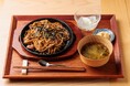 dancyu編集部と半年以上かけて開発した”麺が主役”の焼きそば、「究極の焼きそば1.0定食」として東京駅・dancyu食堂の新定番メニューに