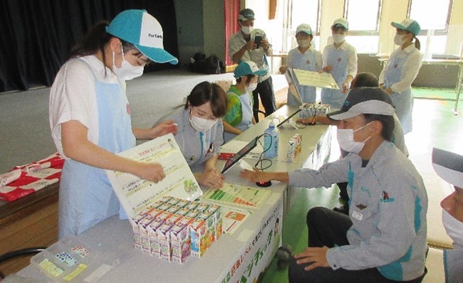 8月31日(水)に開催された「野菜の日」イベントに学生たちが参加し、「日本女子大WEEK」を従業員にPRした 8月31日(水)に開催された「野菜の日」イベントに学生たちが参加し、「日本女子大WEEK」を従業員にPRした