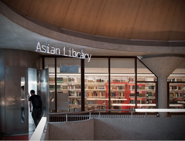 アジア図書館では東南アジアや中国、日本などの書籍や貴重なコレクションを所蔵する