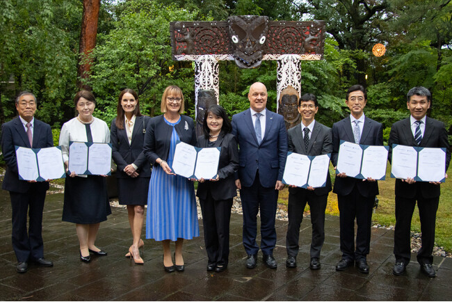 協定を締結した各校の代表とニュージーランドのラクソン首相