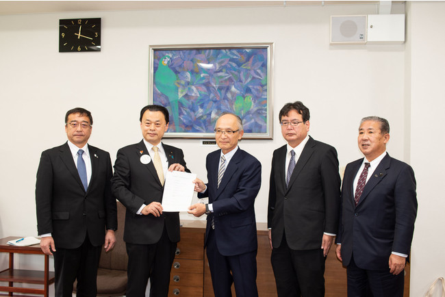 海士町複業協同組合が令和2年12月4日、島根県庁にて知事より認定証の交付