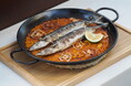 地中海スパニッシュ料理店【スペメシLeon】が提案する、秋を感じる「新秋刀魚を丸っと2匹使用した豪快パエリア」9月1日(日)スタート!