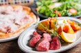 人気イタリアンレストランが新たな挑戦!厳選したお肉で魅せる極上メニューのご紹介/「Azzurro520 代々木 ほぼ新宿のれん街」