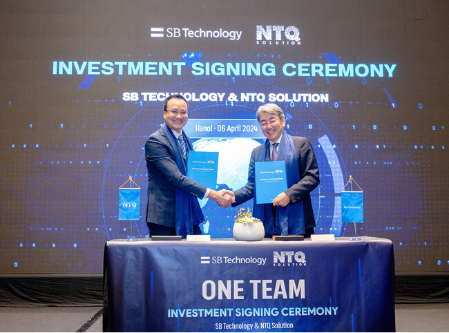 2024年4月6日に開催された調印式の様子。左からNTQ CEOのPham Thai Son、SBT 代表取締役社長 CEO　阿多 親市