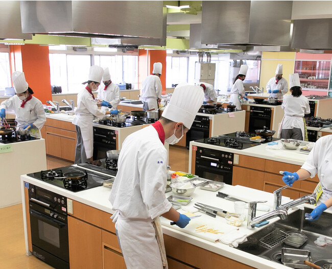 調理する学生 調理する学生