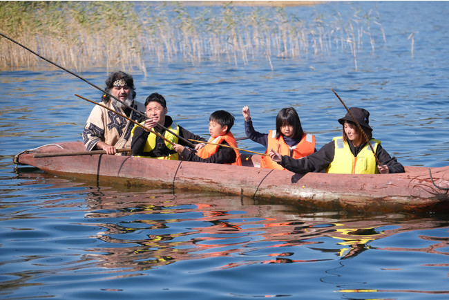 阿寒湖にてアイヌ丸木舟に乗っての魚釣り体験