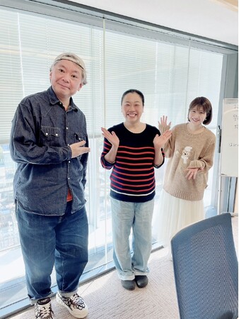 左から）鈴木おさむ、いとうあさこ、坂口愛美アナウンサー