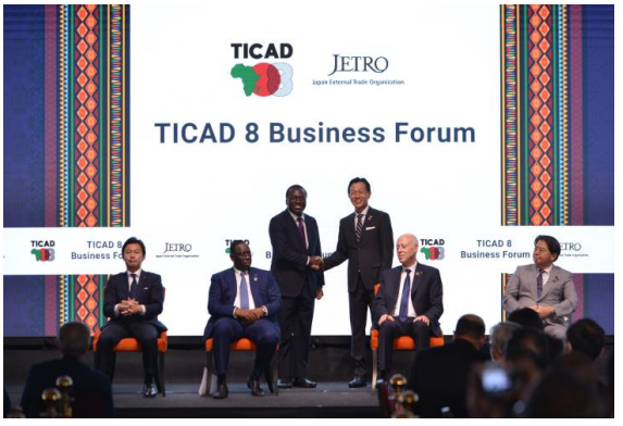 【覚書披露の様子】（提供：日本貿易振興機構（JETRO）） 壇上中央左：Ofuya Partner, Investment Team（Helios）　右：津田 中東・アフリカ総支配人（双日）