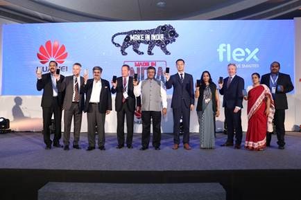 インド法務相兼電子情報技術相　ラヴィ・シャンカル・プラサド氏（写真左から5人目）、ファーウェイ・インドCEO 陳明傑（ジェイ・チェン）（左から6人目）、フレクストロニクス　テレコム部門責任者ジェフ・リース氏（左から4人目）など。