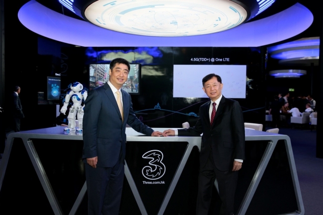4.5G（TDD+）One LTEネットワークのデモンストレーションを行うハチソン・テレコム香港ホールディングス　CEO兼グループ業務執行取締役　ピーター・ウォン（Peter Wong）氏（右）と、ファーウェイ　輪番CEO兼取締役副会長　胡厚崑（ケン・フー）氏（左）