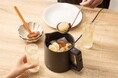 【ニトリ】SNSで話題の1台3役の電気ケトルポットが進化！ 炒める調理も可能な調理ポットになって新登場