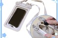 【ニトリ デコホーム】夏のレジャーにぴったり！小物も入る「ポケット付き防滴スマホケース」が新登場
