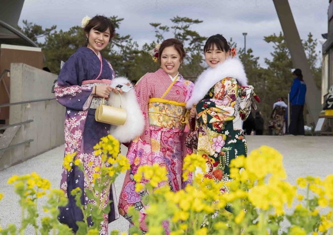 全国でも珍しい水族館での成人式 今年は まっ白な ベルーガ が美しい鳴き声で新成人241名を祝福鴨川シーワールドで鴨川市成人式を開催 グランビスタ ホテル リゾートのプレスリリース