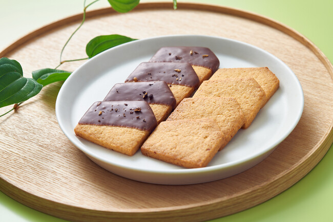 今回発売する「旅するコーヒーマリアージュ」セットの２種類のオリジナルクッキー （右：福寿金柑×国産小麦クッキー　左：福寿金柑×ミルクチョコレートクッキー）